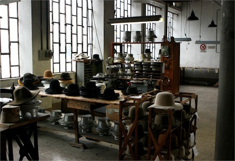 Il futuro nelle mani dell'artigiano. Parte a Biella il primo Master dedicato all'arte del cappello